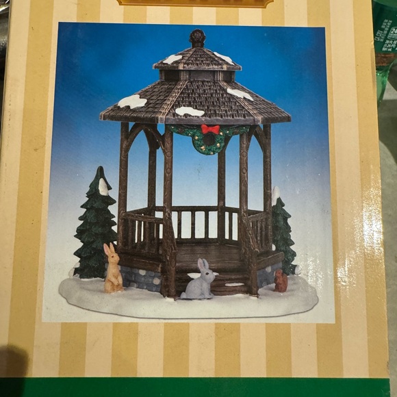 Lemax #43084 Winter Gazebo Table Accent, Boxed 2014 Christmas Village - Picture 2 of 9